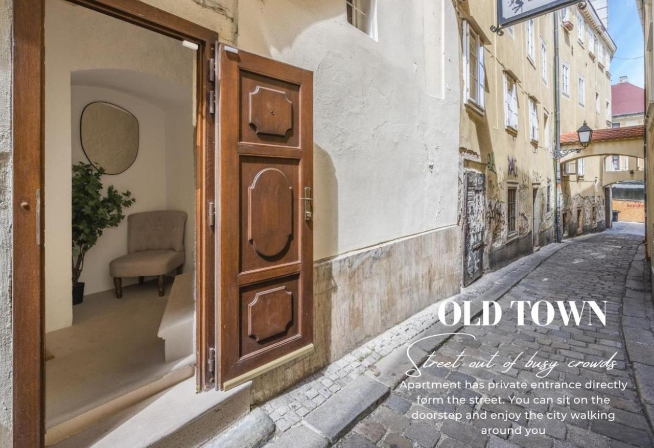 New Design & High Standard Apt From 16Th Century In Old Town-Free Parking Bratislava Bagian luar foto